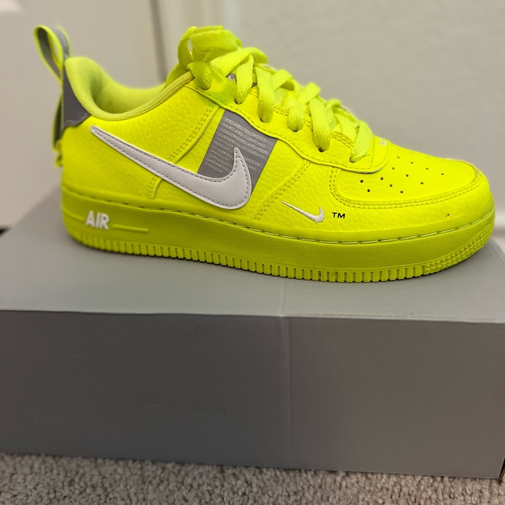 Air Force 1 LV8 utility(gs)size 4.5